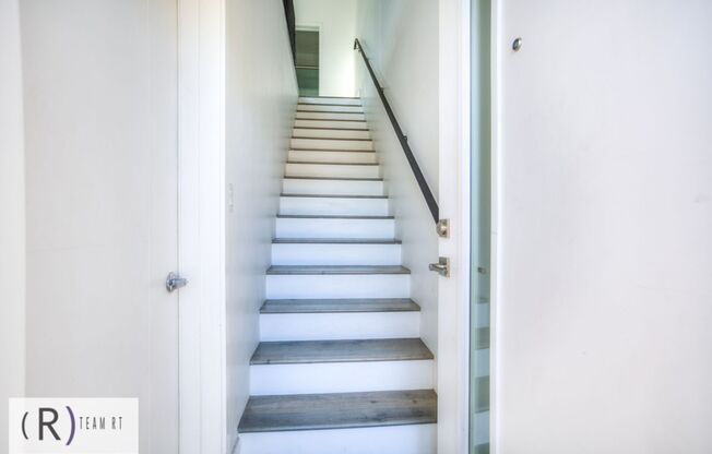 3 beds, 3 baths, 1,565 sqft, $3,600, Unit 11639 1/2 Burbank Blvd
