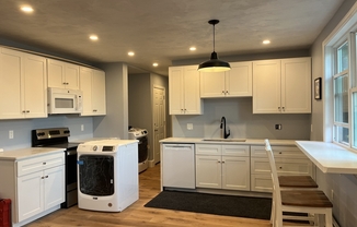 2 beds, 1 bath, 900 sqft, $2,800, Unit 3R