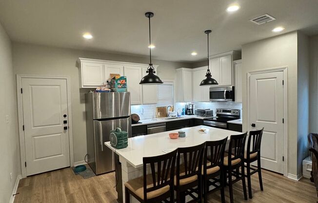 5/5.5 on Bus Route!! Modern House in Central College Station