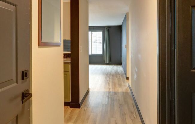 Charming 1 bedroom, 1 bathroom Queen Anne condo