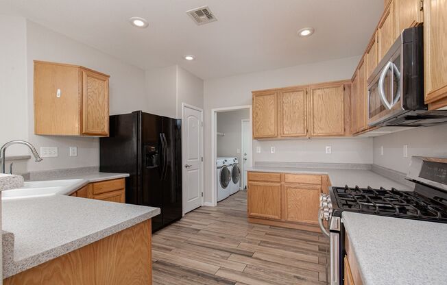 3 beds, 2.5 baths, $1,900, Unit UNIT 152