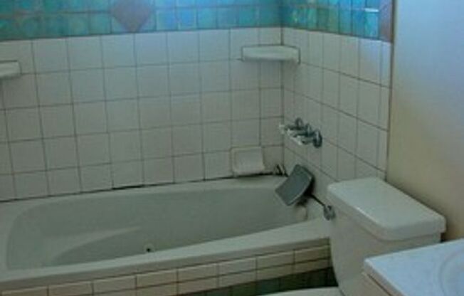 SEATTLE 4-Bedroom Home for RENT, Great Layout, Cool Yard & Nice Location!!