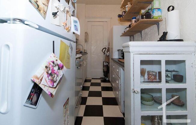 2 beds, 1 bath, $2,900, Unit 7B