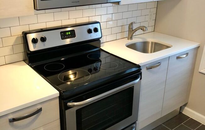 Studio, 1 bath, 430 sqft, $950, Unit Unit #3