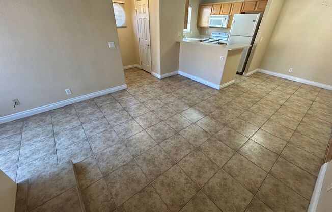 ***SPRING SPECIAL DEAL!! $600 OFF FIRST MONTHS RENT IF MOVED IN 2 WEEKS!!***  CHARMING EAST LAS VEGAS HOME W/ 2 BD 2 BR IN 2ND STORY CONDO