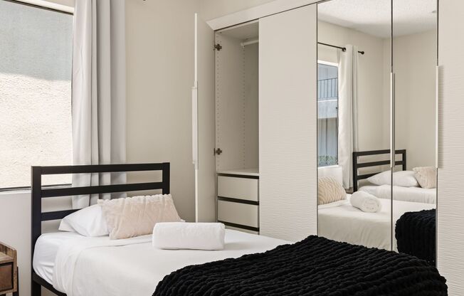 A fully furnished 5 bedroom, 2 bathroom apartment with common areas at 1823 Pelham Ave. Unit 8