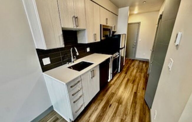 Studio, 1 bath, 288 sqft, $1,395, Unit 416