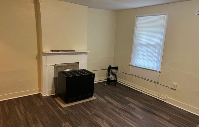 1 bed, 1 bath, 700 sqft, $950, Unit Apt #2 (2nd Flr)