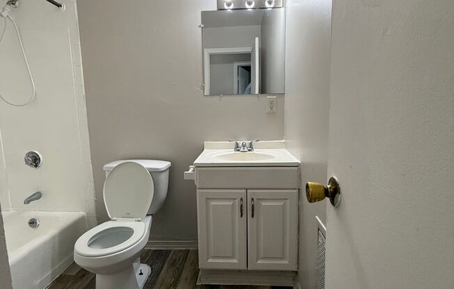 2 beds, 1 bath, 800 sqft, $1,300, Unit 423