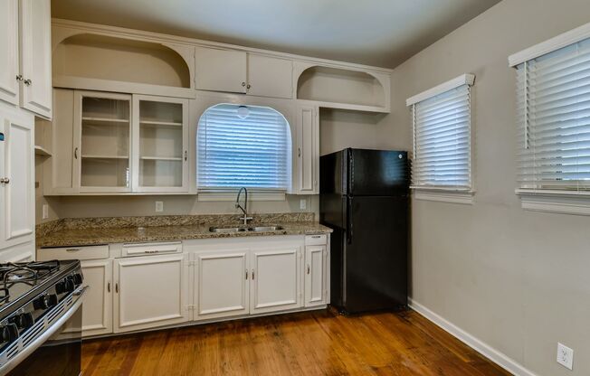 Minutes From Woodlawn Lake - 4 miles from Downtown San Antonio