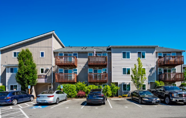 Ambaum Place II | Modern Studio and 1 Bedroom Layouts w/ In-Unit Laundry