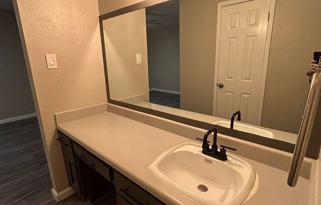 2 beds, 1 bath, 900 sqft, $1,650