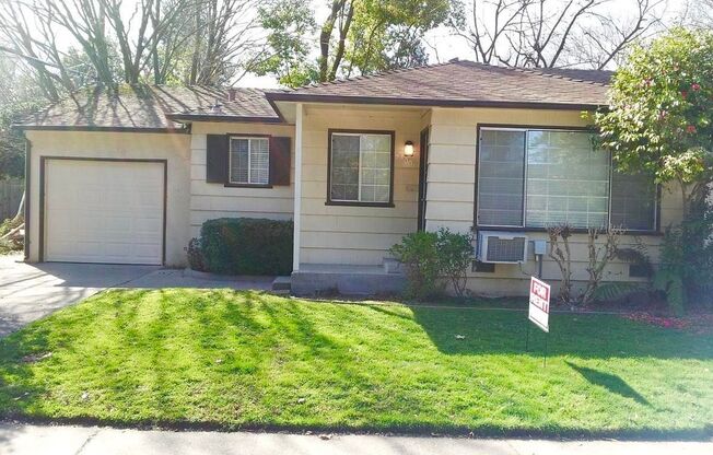 ADORABLE 2/2 (East Sac Location) Duplex!