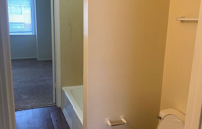 2 beds, 1.5 baths, 1,075 sqft, $1,095, Unit 1907-B