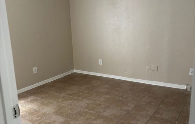 3 beds, 2 baths, 1,200 sqft, $1,905, Unit 3-1636-B