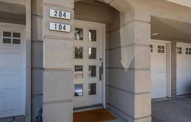440 Navaro Pl., #220