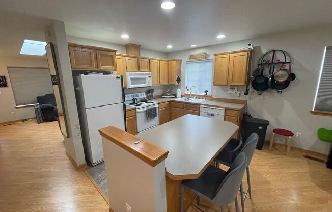 3 beds, 2 baths, $2,500