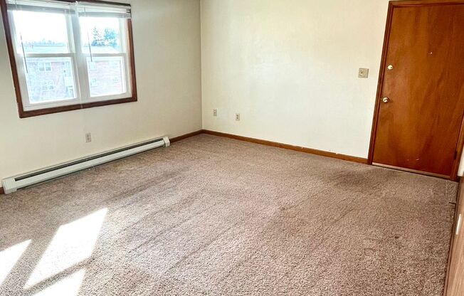 2 beds, 1 bath, 903 sqft, $1,170, Unit J-4