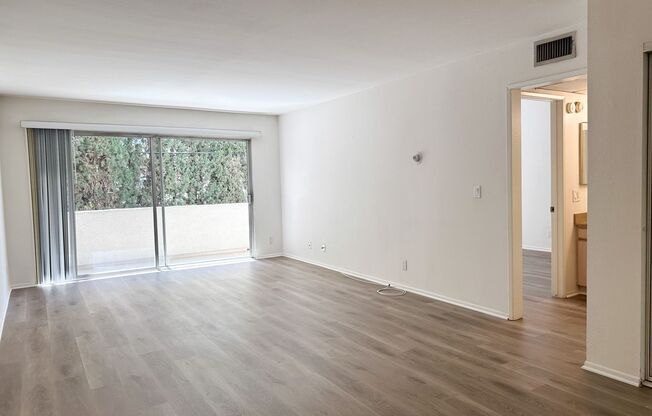 (6119) Woodman Oaks Apartments