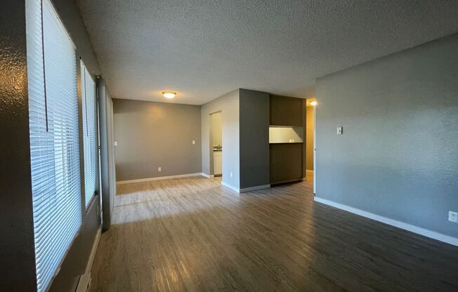 2 beds, 1 bath, 950 sqft, $1,595, Unit 05