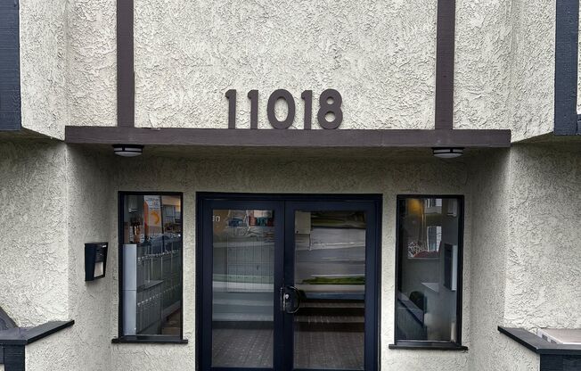 11018 Moorpark Apartments