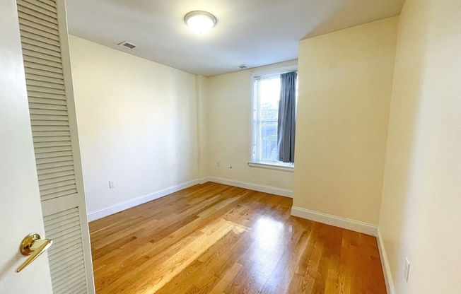 3 beds, 1 bath, 750 sqft, $4,600, Unit 204