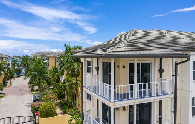 Top Floor Waterfront Condo - Renovated 1 Bedroom, 1 Bath Corner Unit