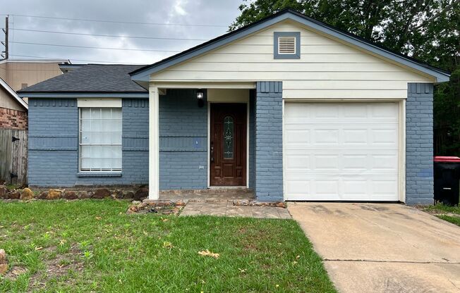 Two-Bedroom Home with Open Floor Plan and Spacious Yard: Ideal for Convenient Living!
