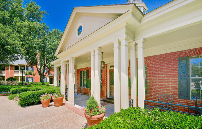 SaddleBrook apartments in Dallas, TX 1,2 & 3 Bedroom Apartment Homes.