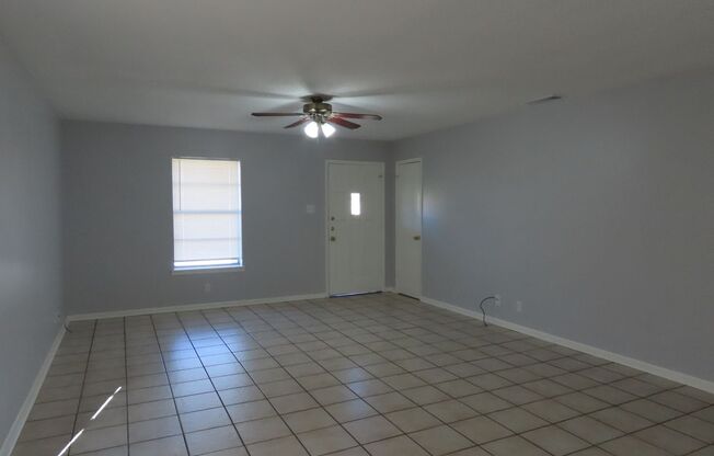 Charming 2 Bedroom, 1 Bath Duplex in Whitehouse ISD!