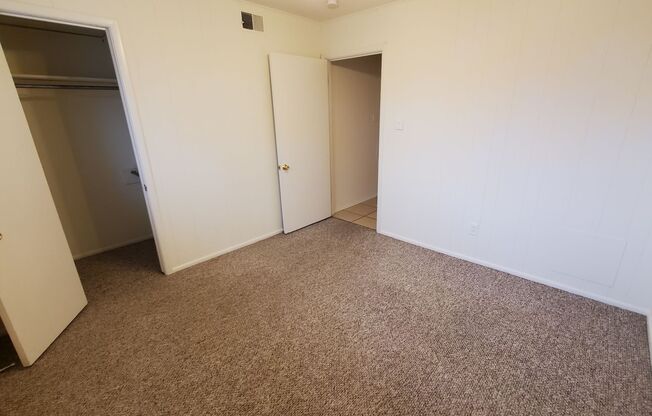 2 beds, 1.5 baths, 894 sqft, $795, Unit B