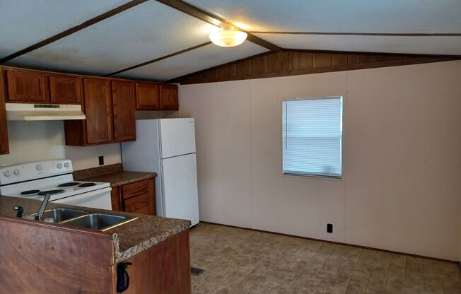 2 beds, 1 bath, $750, Unit Lot 7