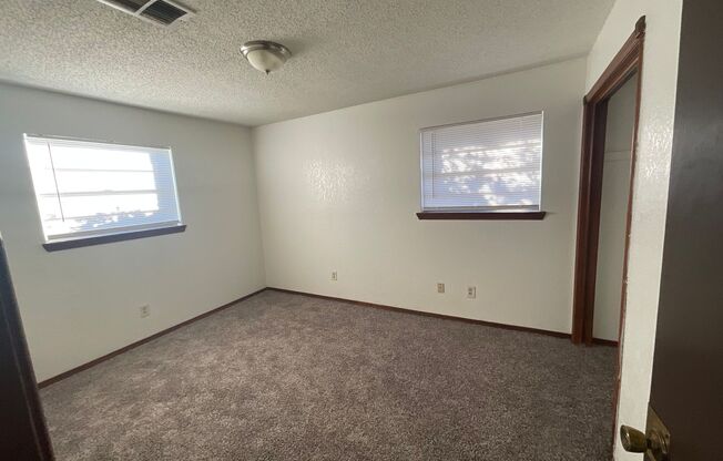 3 beds, 1 bath, $950