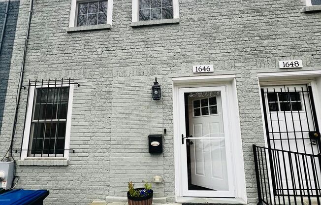 Gorgeous 2-bedroom, 1.5-bathroom townhome available for rent in the vibrant Anacostia neighborhood!