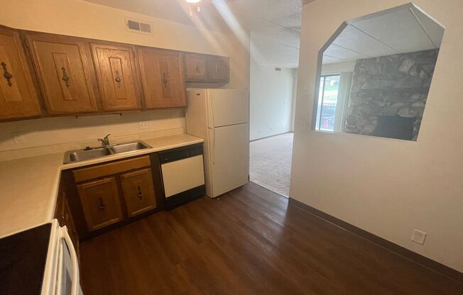 2 beds, 1 bath, 840 sqft, $1,095, Unit 10