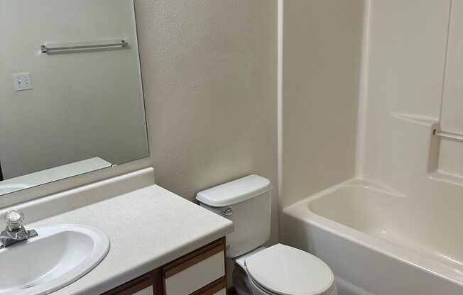 2 beds, 1 bath, 900 sqft, $850, Unit 202