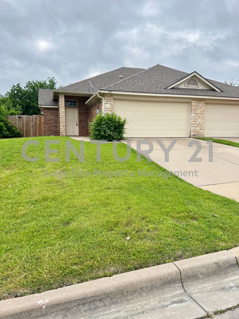 Nice 3/2/2 Duplex in Weatherford For Rent!