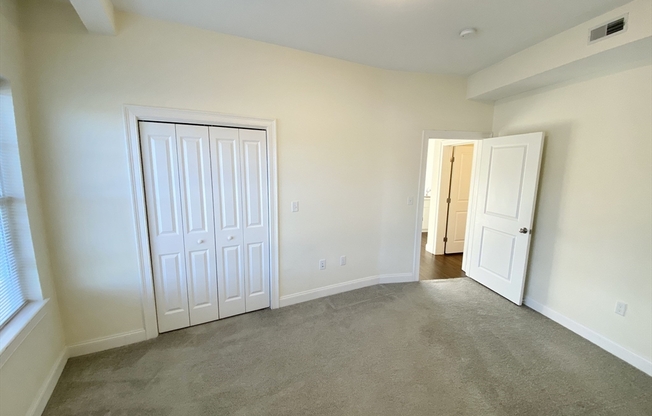 3 beds, 2 baths, $4,000, Unit 401