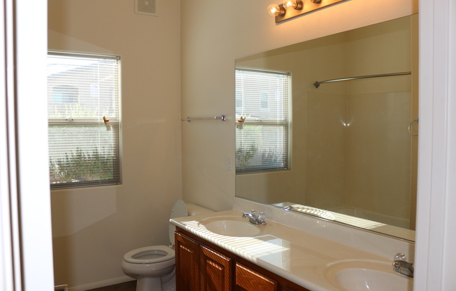 3 beds, 2 baths, $1,595, Unit Parcel #:  176-20-511-176***