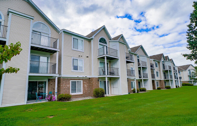 Beautiful Apartment Exteriors at Orchard Lakes Apartments, Ohio, 43615
