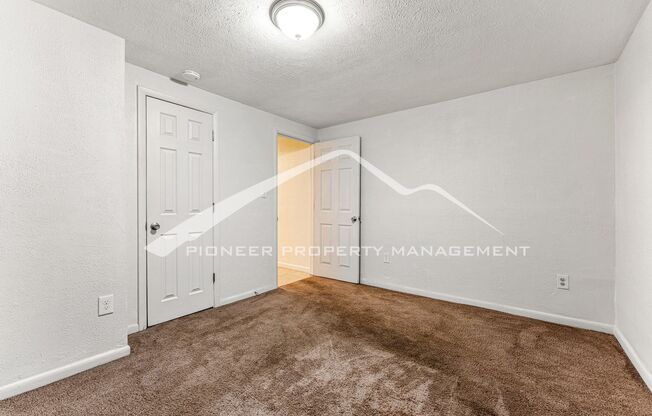 Spacious Lower Unit With In-Unit Washer/Dryer and AC, With Utilities Included!!