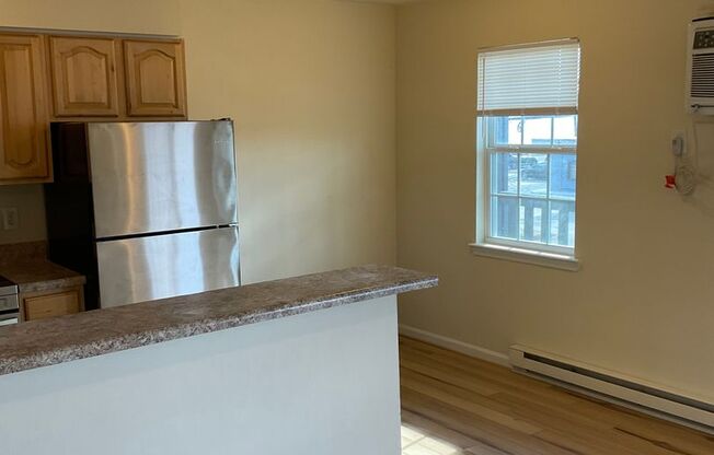 2 beds, 1 bath, $995, Unit L