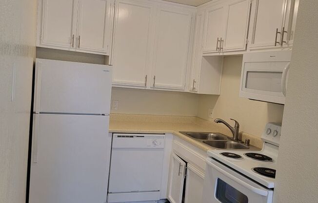 1 bed, 1 bath, 725 sqft, $1,345, Unit 121