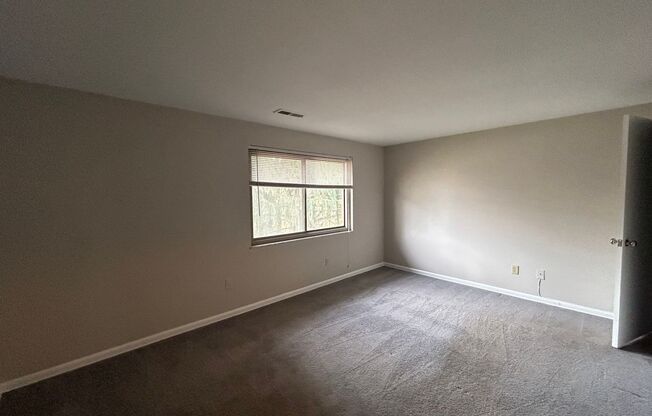 2 beds, 1 bath, 1,147 sqft, $950, Unit 411 - C BT