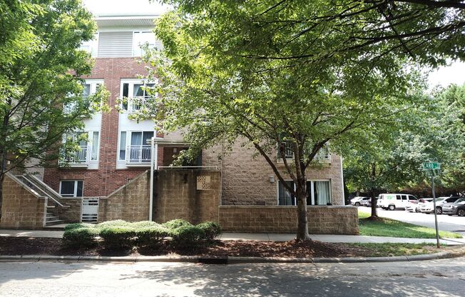 Beautiful Condo located in The Reinassance Community!