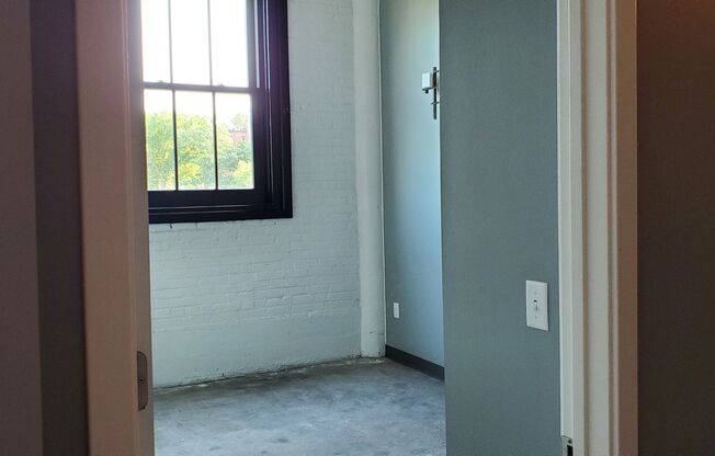 2 beds, 1 bath, 912 sqft, $1,317, Unit 609W