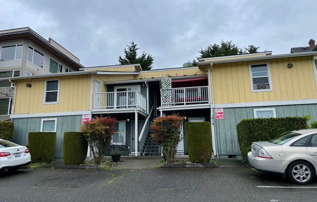 Tacoma Top Floor 2bed/1bath condo