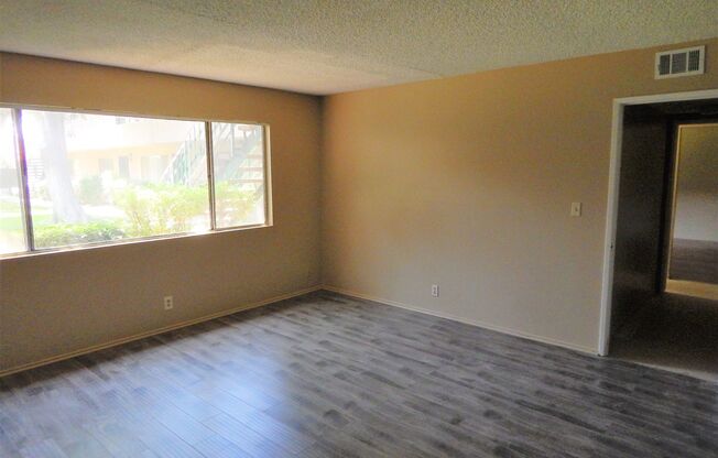 2 beds, 1 bath, 925 sqft, $1,800, Unit E