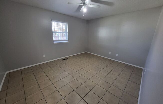 2 beds, 1 bath, $1,100, Unit 4