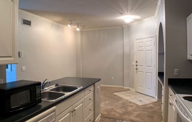 Gorgeous 2 bedroom with Courtyard view!
